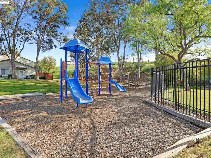 1017 Spring Valley Cmn, Livermore, CA, 94551 Townhouse. Photo 26 of 40
