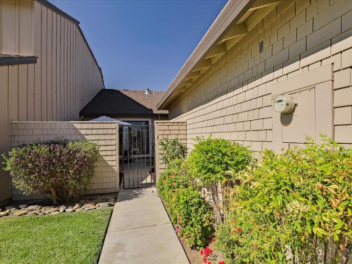 131 Joes Ln, Hollister, CA, 95023 Townhouse. Photo 5 of 50