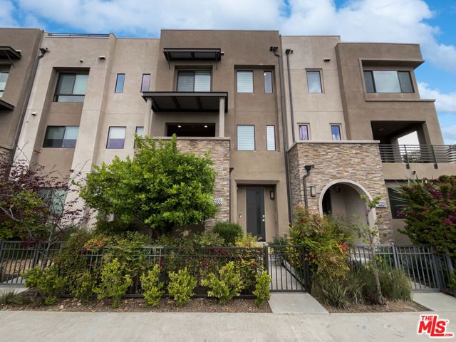 13205 Victory Blvd, Van Nuys (los Angeles), CA, 91401 Townhouse. Photo 1 of 18
