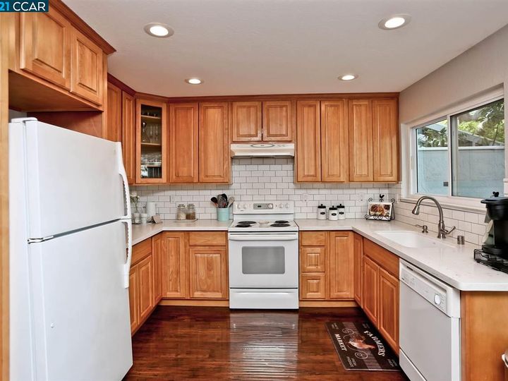 1461 Saint James Pkwy, Concord, CA, 94521 Townhouse. Photo 9 of 24