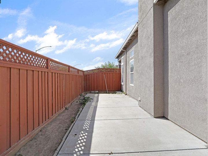1481 Greenwillow Way, Tracy, CA | Woodfield Ests. Photo 32 of 34