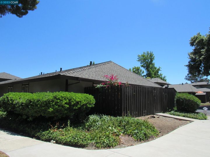 1818 Chinquapin Ct #B, Concord, CA, 94519 Townhouse. Photo 11 of 12