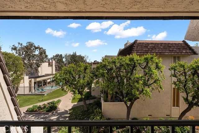 22243 14 Erwin St, Woodland Hills (los Angeles), CA, 91367 Townhouse. Photo 22 of 37