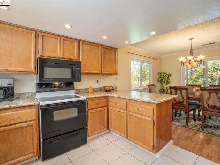 501 Camelback Rd, Pleasant Hill, CA, 94523 Townhouse. Photo 9 of 27