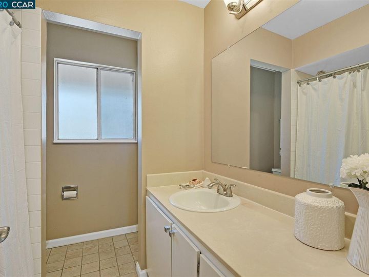 5489 Roundtree Dr #B, Concord, CA, 94521 Townhouse. Photo 16 of 40
