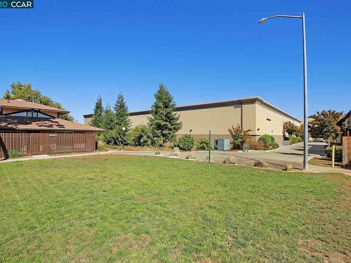 5489 Roundtree Dr #B, Concord, CA, 94521 Townhouse. Photo 39 of 40