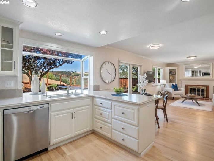 6022 Slopeview Ct, Castro Valley, CA | Columbia. Photo 11 of 37