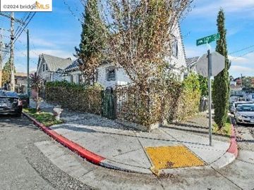 1302 E 19th St, Oakland, CA | Lower Glenview. Photo 2 of 24