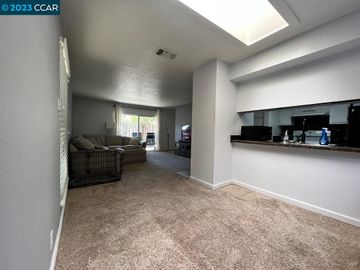 1818 Chinquapin Ct #B, Concord, CA, 94519 Townhouse. Photo 3 of 12