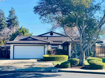 2495 Regal Dr, Town & Country, CA